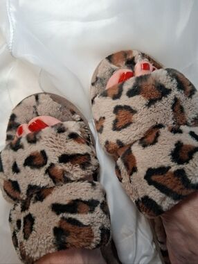 Women's Worn Slippers Leopard Print Fuzzy Slide Sandals - Brown/Black